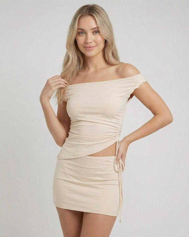 Vestido mini blanco asimétrico sin mangas, ideal para verano. Un diseño casual chic, moderno y versátil para mujer.