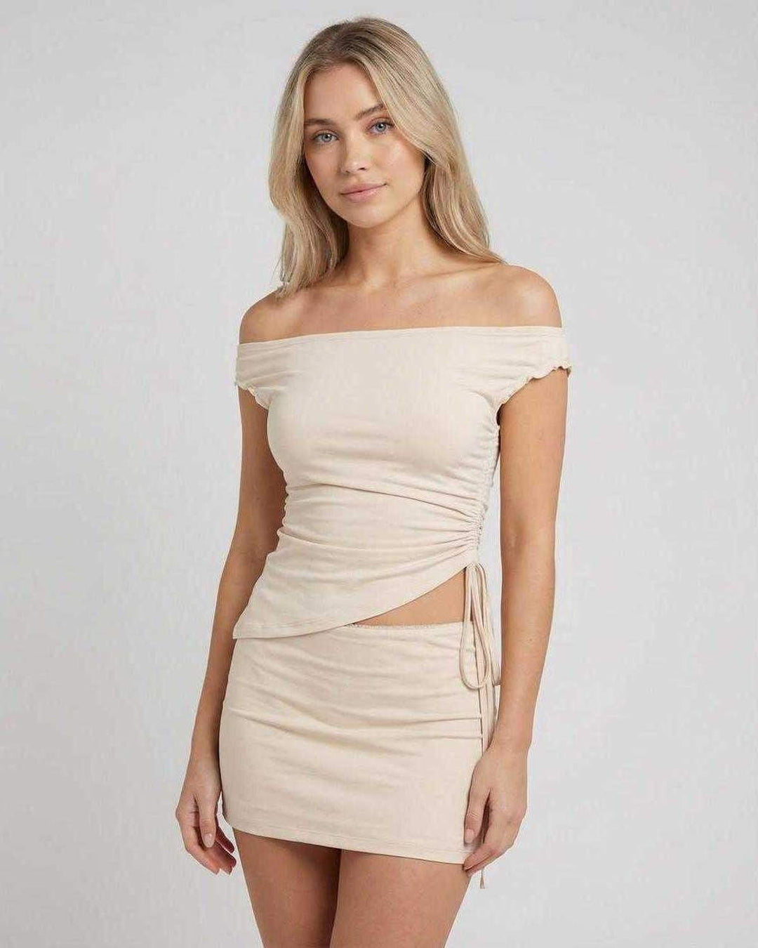 Vestido mini blanco asimétrico sin mangas de mujer, perfecto para cócteles, fiestas o verano. Estilo elegante y moderno.