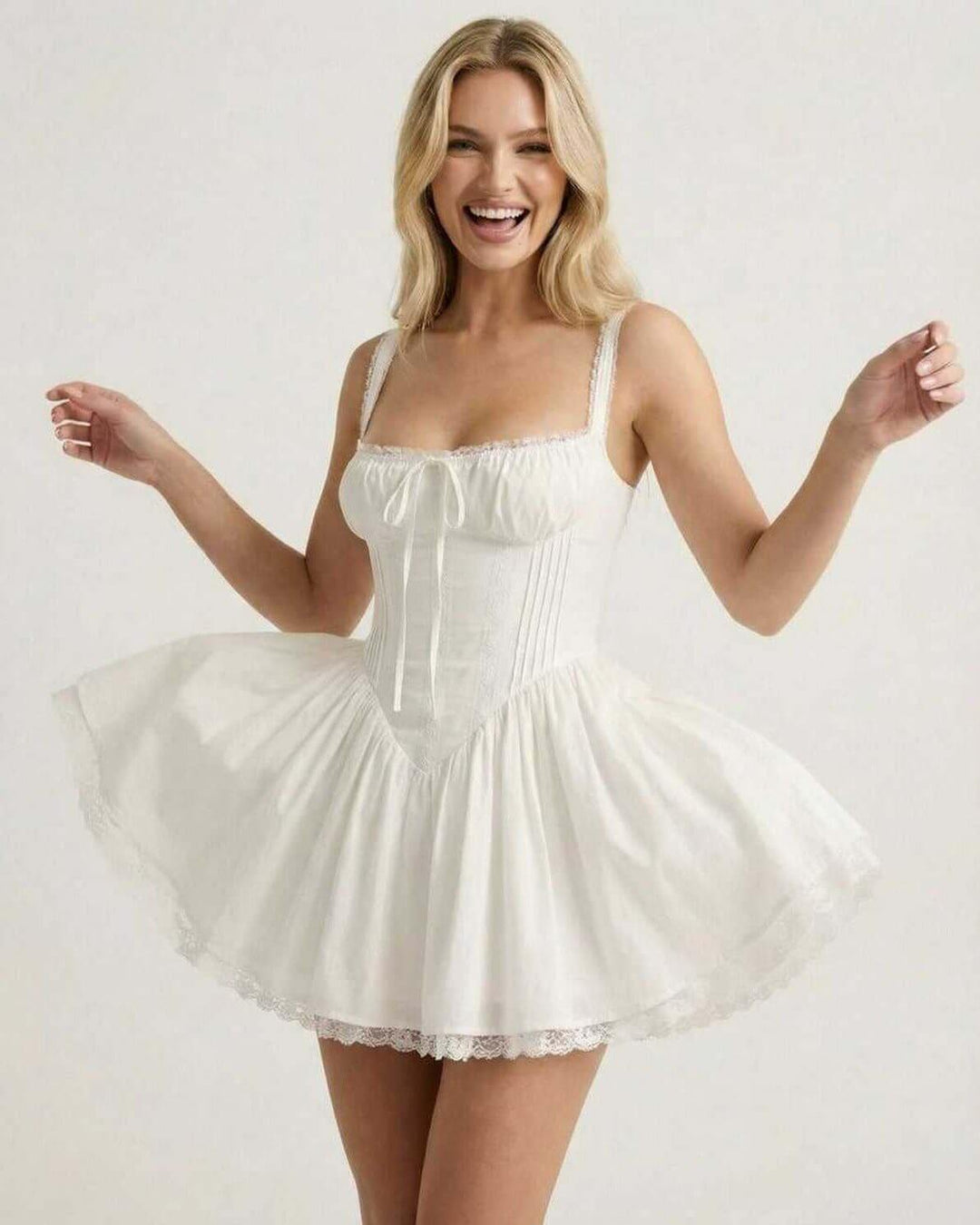 Vestido mini Elysia blanco clubwear para mujer, sexy y chic. Silueta acampanada, perfecto para salir de noche con estilo.