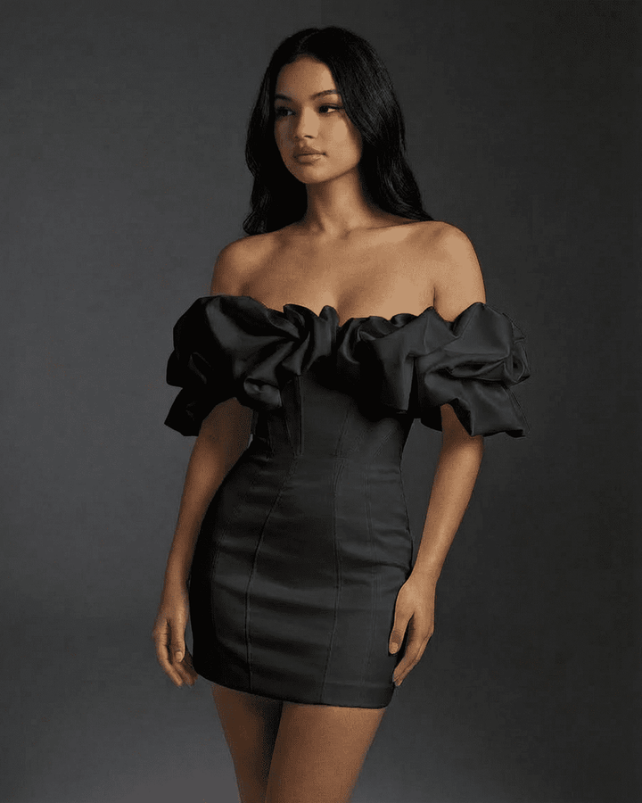 Elegante vestido mini para mujer, con hombros descubiertos y volantes. Perfecto para ocasiones especiales.