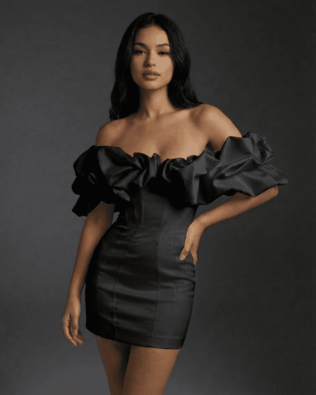 Vestido de fiesta elegante para mujer, estilo chic con hombros descubiertos y ajuste ceñido. Moda femenina.