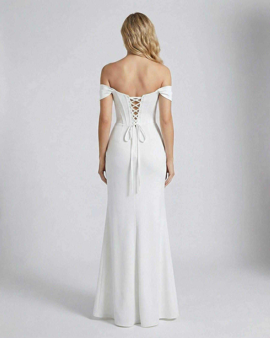 Vestido largo de mujer blanco con corsé estructurado y hombros descubiertos, ideal para eventos formales y noches.