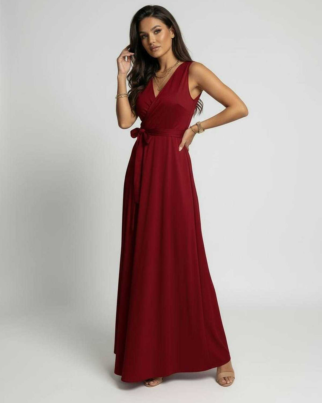 Vestido rojo maxi de mujer con escote en V, elegante y sin mangas, ideal para lucir en cualquier fiesta o evento.
