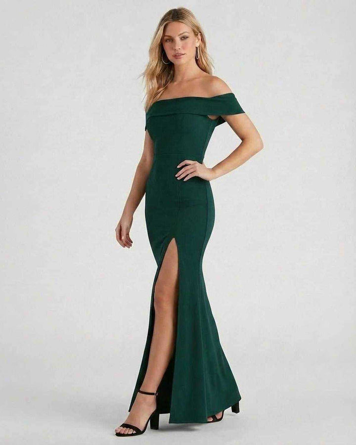 Sofisticado vestido maxi blanco para mujer, con hombros descubiertos y corte lateral. Ideal para eventos formales.