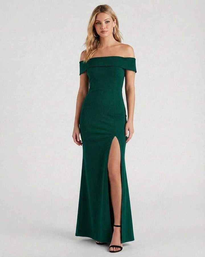 Mujer luciendo vestido maxi blanco elegante con hombros descubiertos y corte lateral. Perfecto para ocasiones especiales.