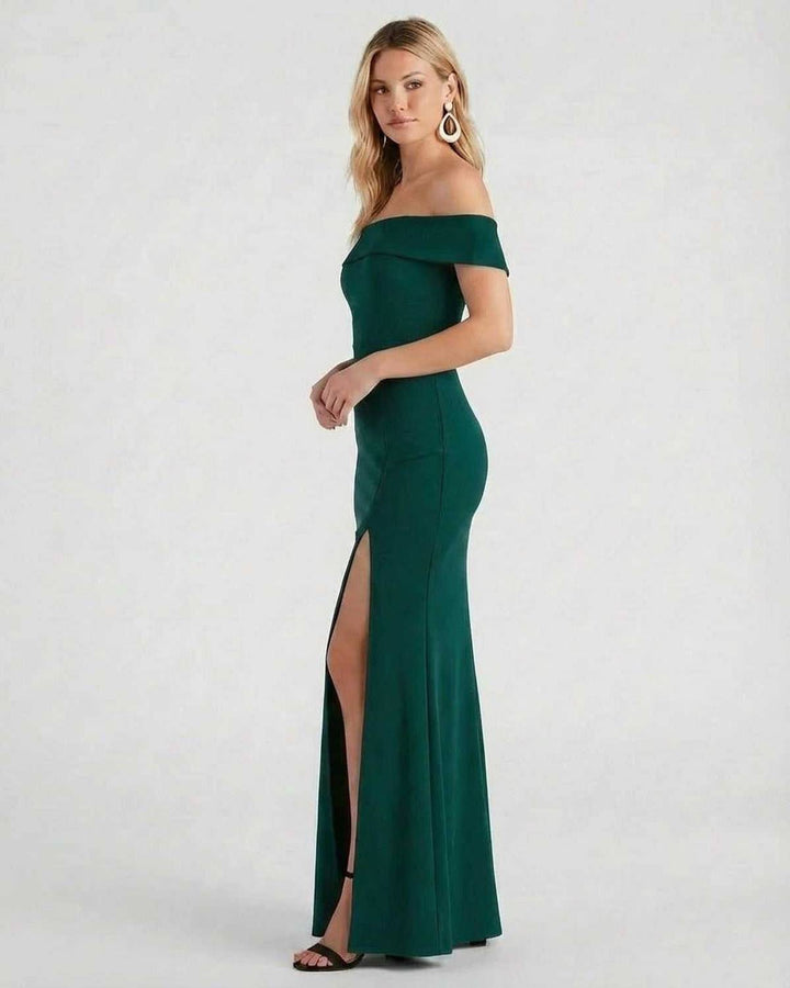 Vestido de fiesta blanco maxi de mujer, diseño off-the-shoulder con abertura lateral. Estilo formal y veraniego.