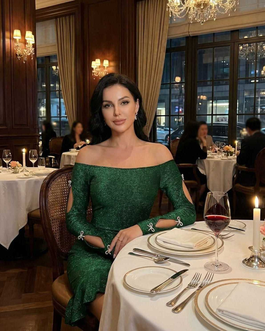Vestido de mujer elegante, mini esmeralda, hombros descubiertos y mangas largas, para un look de fiesta.