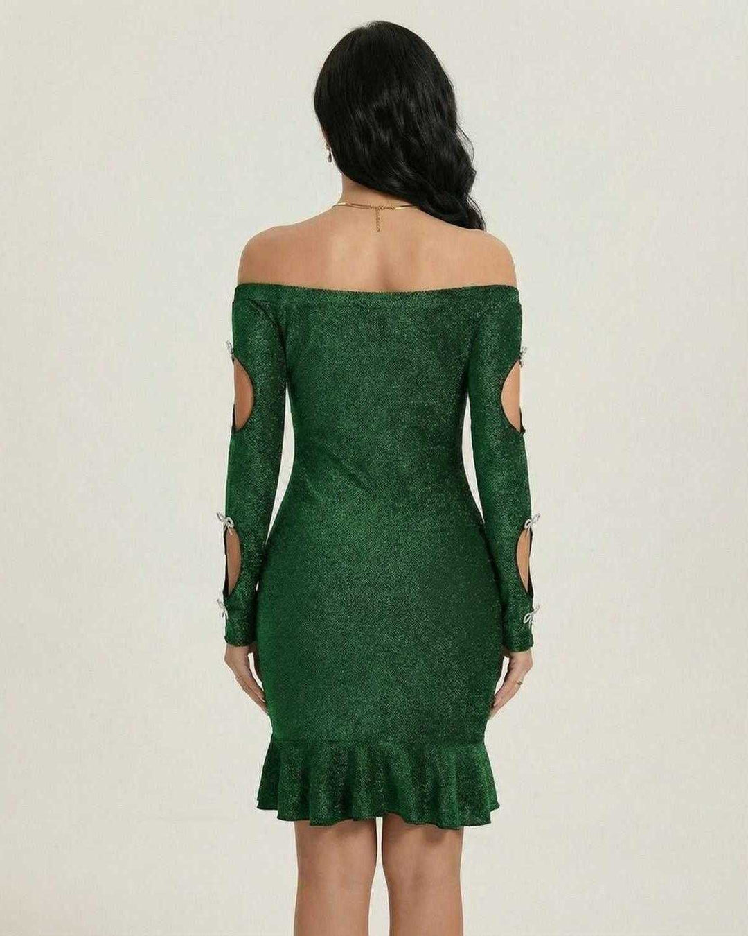 Vestido mini esmeralda ceñido para mujer, ideal para fiesta o cocktail, estilo elegante y moderno.