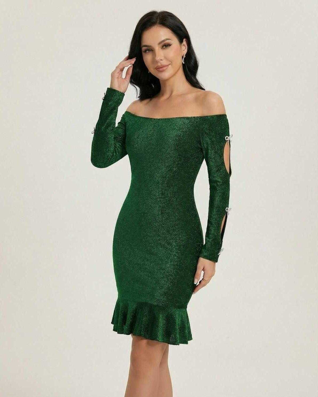 Vestido esmeralda mini de mujer con hombros descubiertos y mangas largas, perfecto para ocasiones especiales.