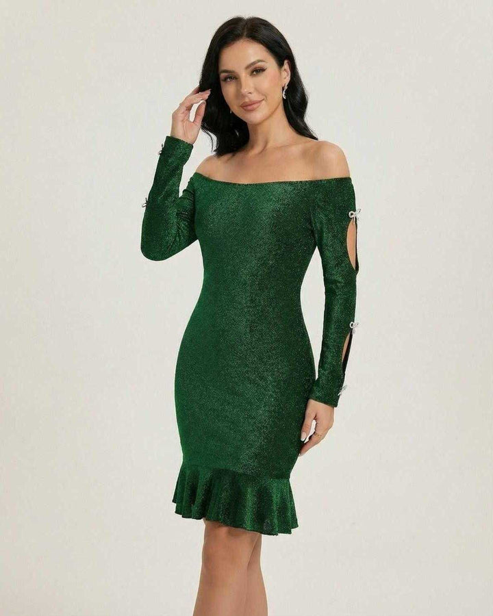 Vestido esmeralda mini de mujer con hombros descubiertos y mangas largas, perfecto para ocasiones especiales.