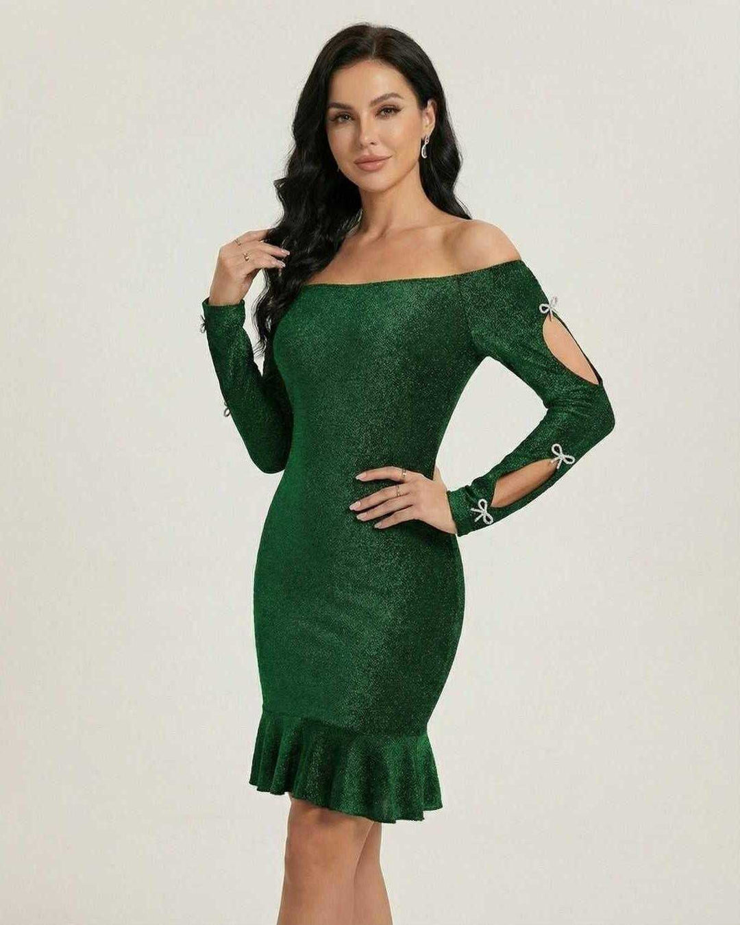 Vestido mini esmeralda de mujer, elegante con hombros descubiertos y mangas largas para fiesta.