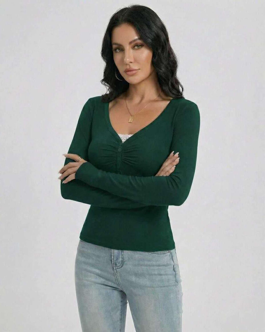 Pullover de invierno esmeralda para mujer. Diseño slim fit con cuello en V y manga larga. Versátil y cómodo.