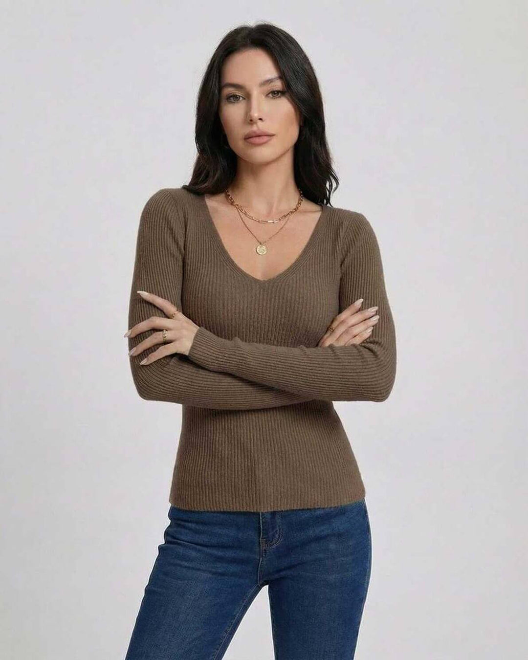 Suéter moderno de mujer cuello V ajustado, manga larga. Diseño elegante para la moda femenina de otoño/invierno.
