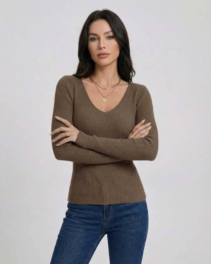 Suéter moderno de mujer cuello V ajustado, manga larga. Diseño elegante para la moda femenina de otoño/invierno.