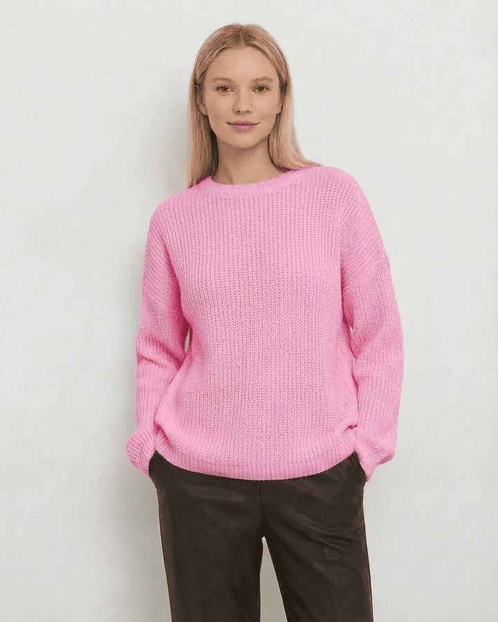 Suéter de mujer rosa pastel, diseño holgado y cuello redondo. Comodidad y moda para invierno.