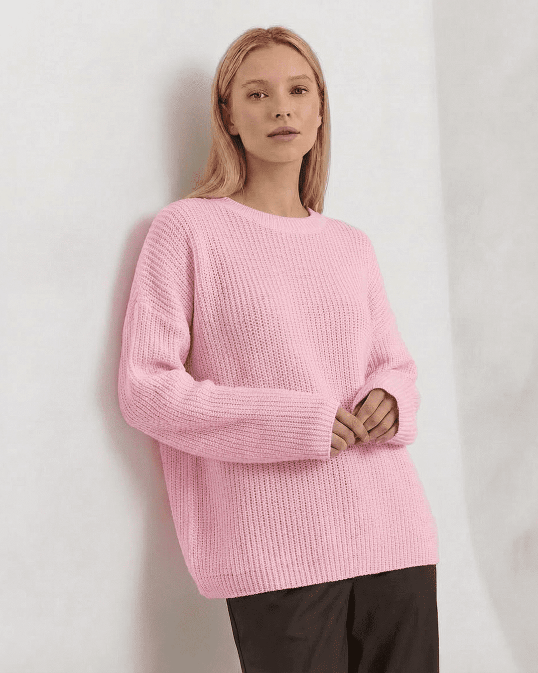 Suéter rosa holgado de mujer con cuello redondo, ideal para otoño e invierno. Cómodo y moderno.