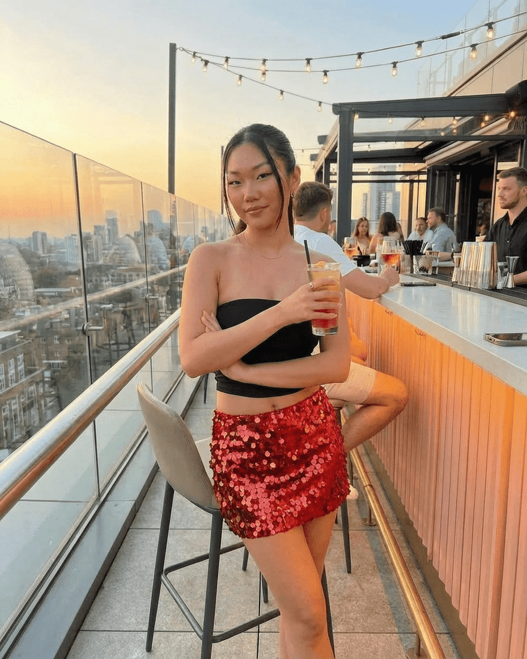 Minifalda de lentejuelas rojas para mujer, brilla con estilo en cualquier evento o fiesta nocturna.