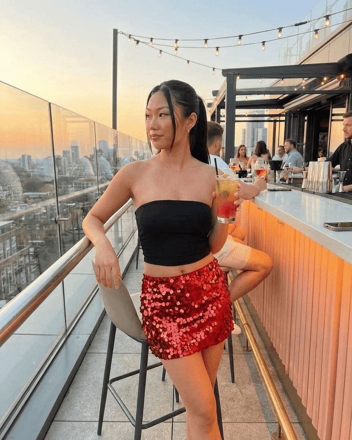 Falda de lentejuelas roja para mujer, un toque de glamour en tu ropa de fiesta y moda nocturna.