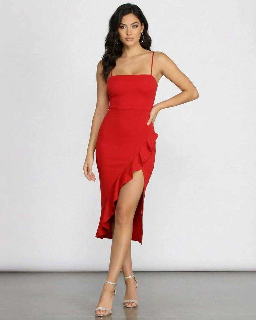 Vestido midi blanco sin mangas con volantes asimétricos y escote cuadrado, perfecto para cócteles y eventos.