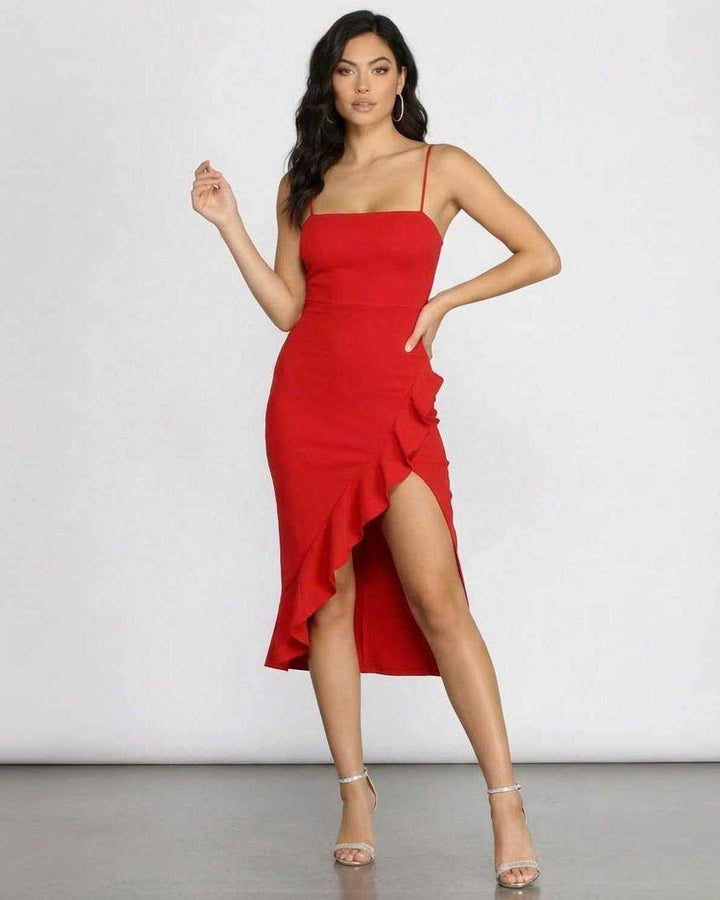 Modelo luciendo vestido midi Flamora blanco con volantes, escote cuadrado, ideal para fiestas de verano.