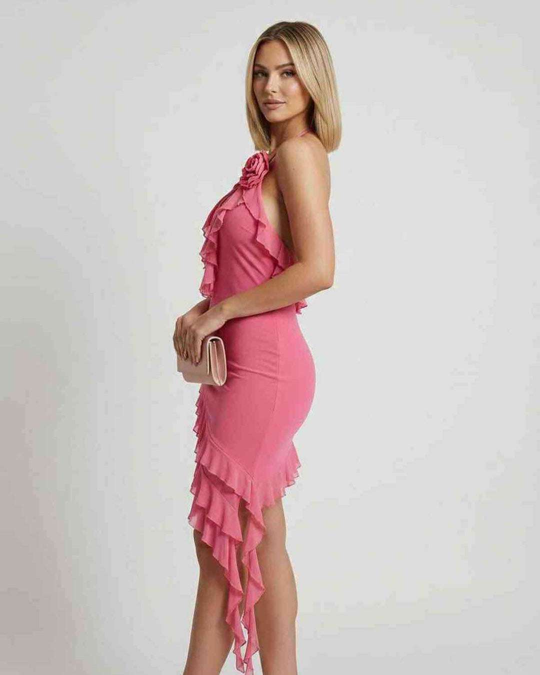 Chic vestido mini rosa para mujer con distintivos volantes asimétricos. Outfit perfecto para fiesta o verano.
