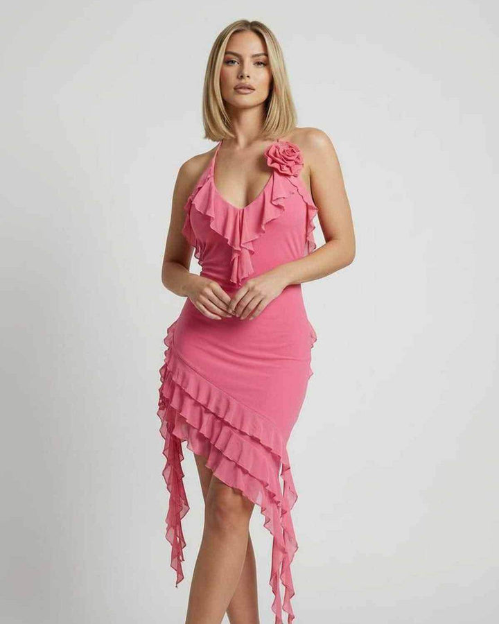 Vestido mini rosa para mujer con volantes asimétricos. Atuendo moderno y elegante para fiestas de verano.