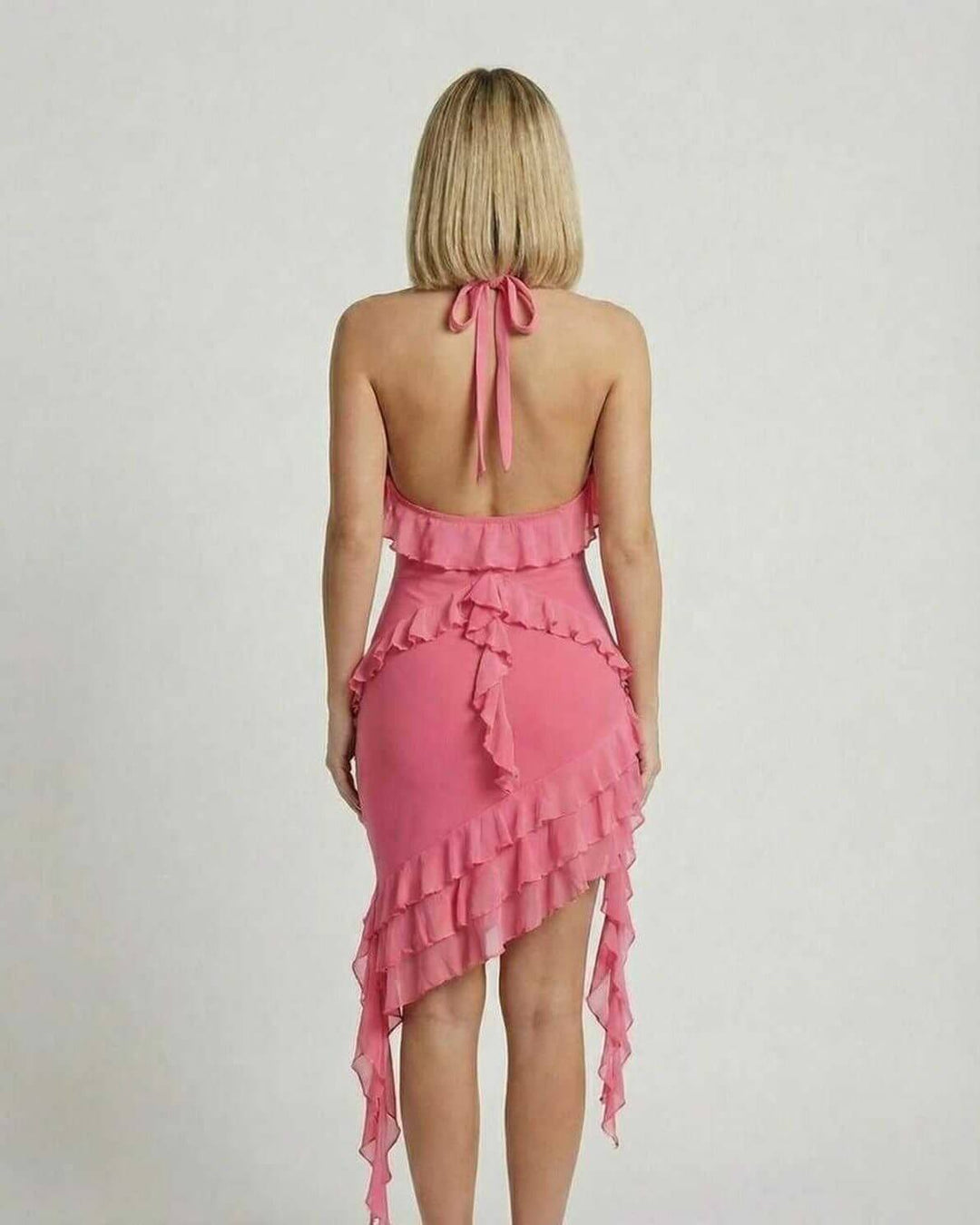 Elegante vestido mini rosa chic para mujer, con volantes. Perfecto para outfit de noche o fiesta de verano.