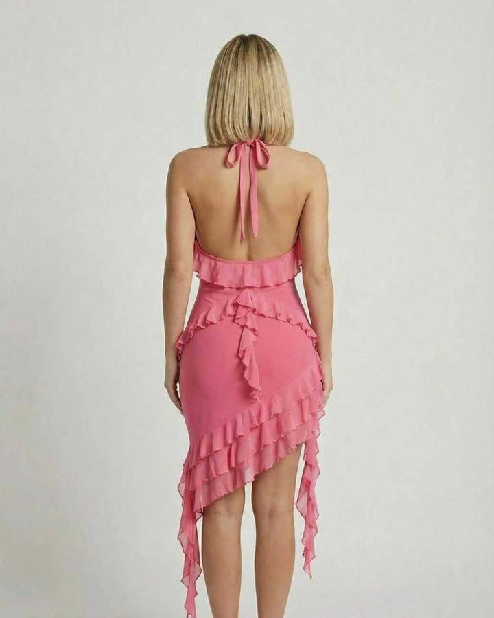 Elegante vestido mini rosa chic para mujer, con volantes. Perfecto para outfit de noche o fiesta de verano.