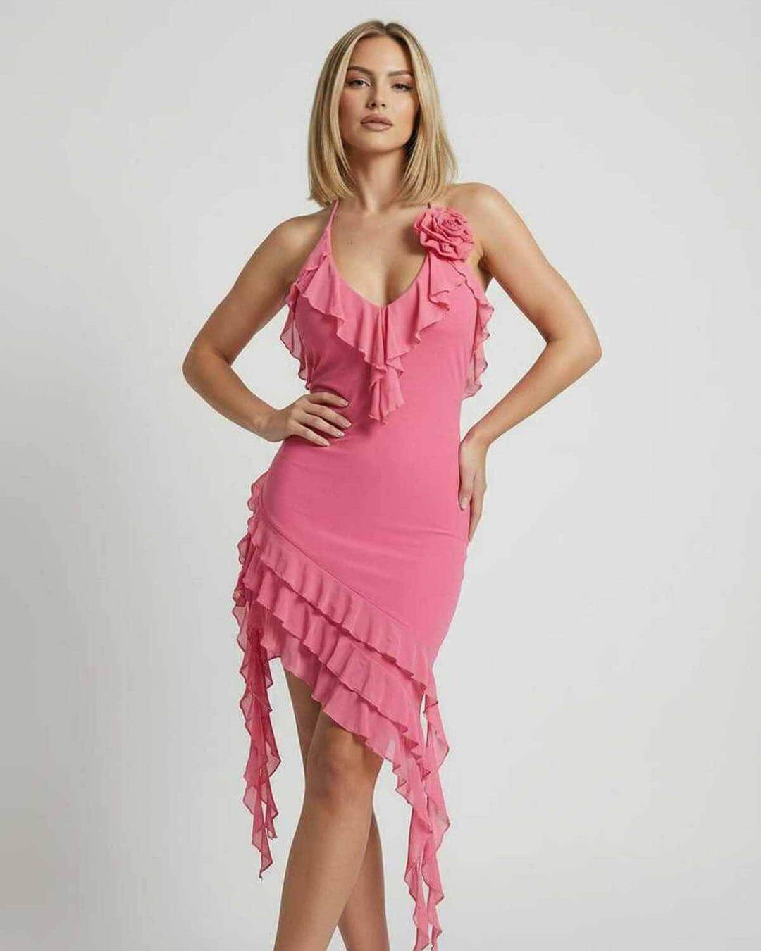 Vestido corto rosa sin mangas para mujer, con volantes asimétricos modernos. Look de verano o fiesta.