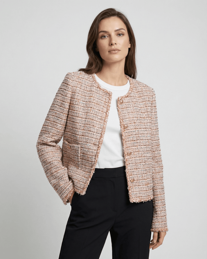 Blanca chaqueta elegante de mujer, cuello redondo, manga larga. Ideal para oficina y estilo formal.