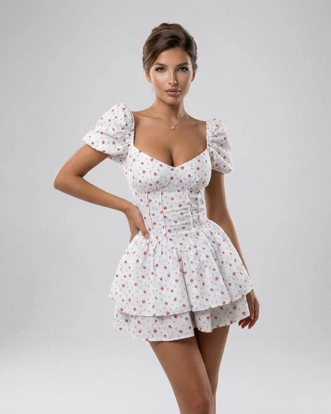 Vestido mini floral de mujer con manga abullonada y escote en V, ideal para verano y eventos casuales.