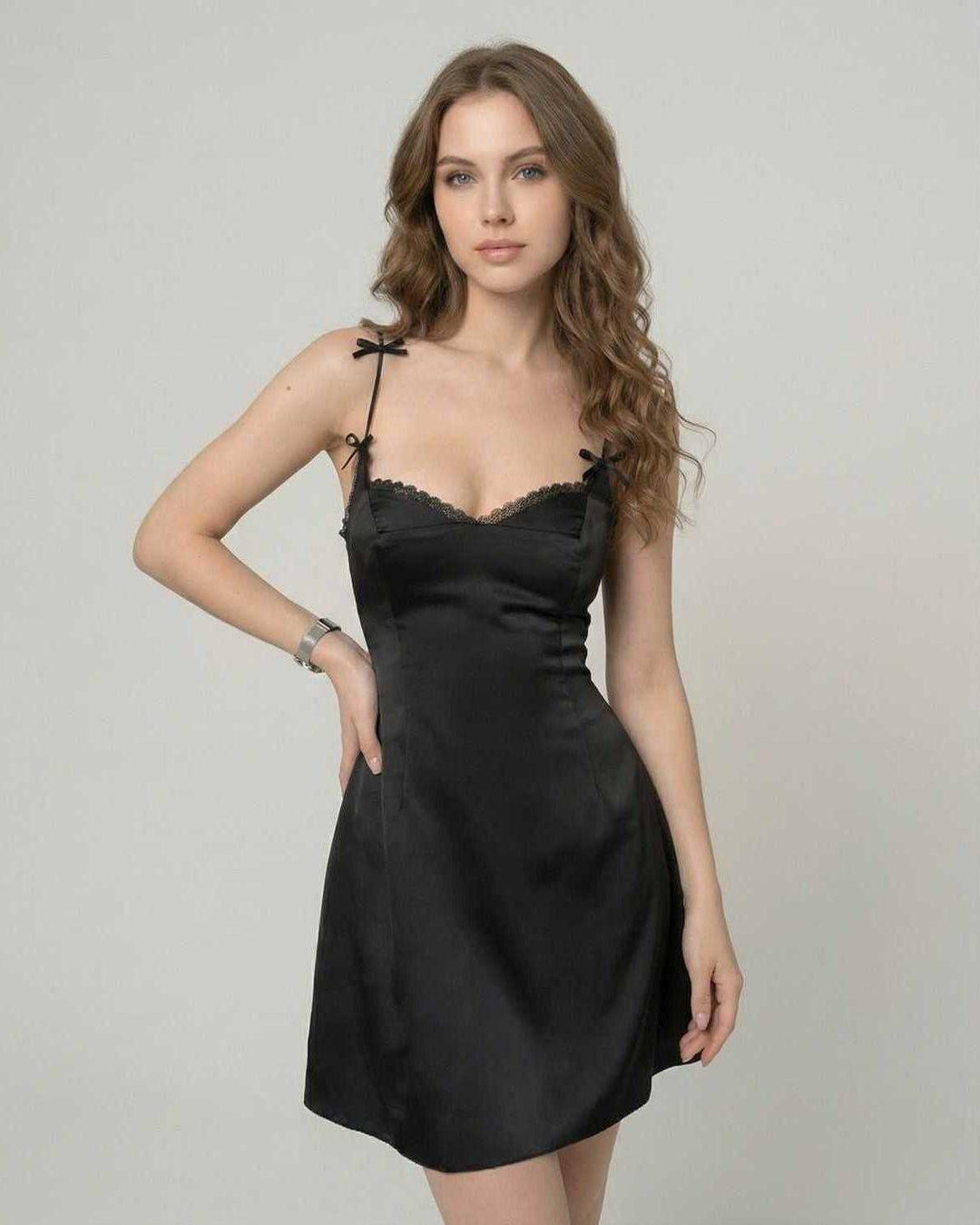 Vestido mini blanco Florence para mujer, elegante y moderno, ideal para noche o fiesta.
