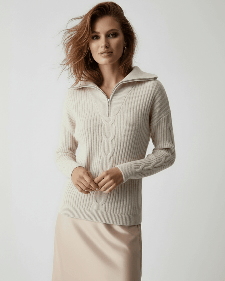 Moderno suéter beige de punto para mujer. Cuello con cremallera, ideal para un estilo casual y elegante de otoño.
