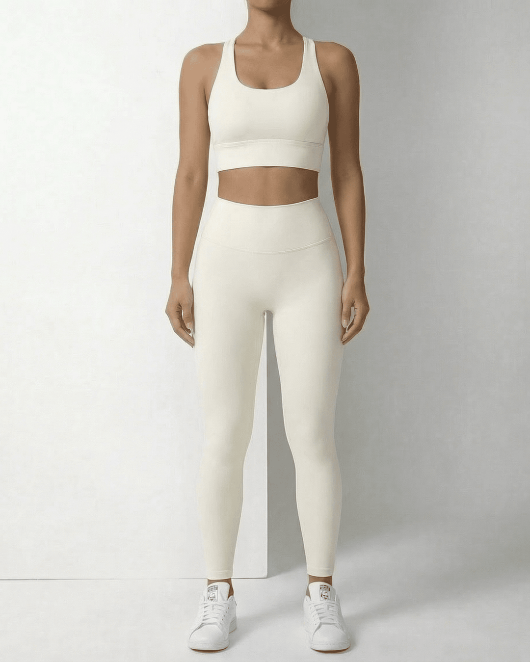 Leggings Iris crema de tiro alto para mujer, cómodos y estilo al tobillo. Ideales para yoga o gimnasio.