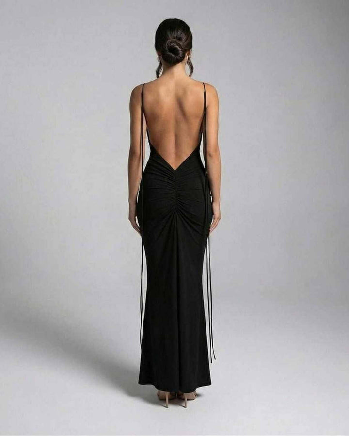 Vestido maxi negro de mujer, corte ajustado y estilizado. Perfecto para moda de verano o noche.
