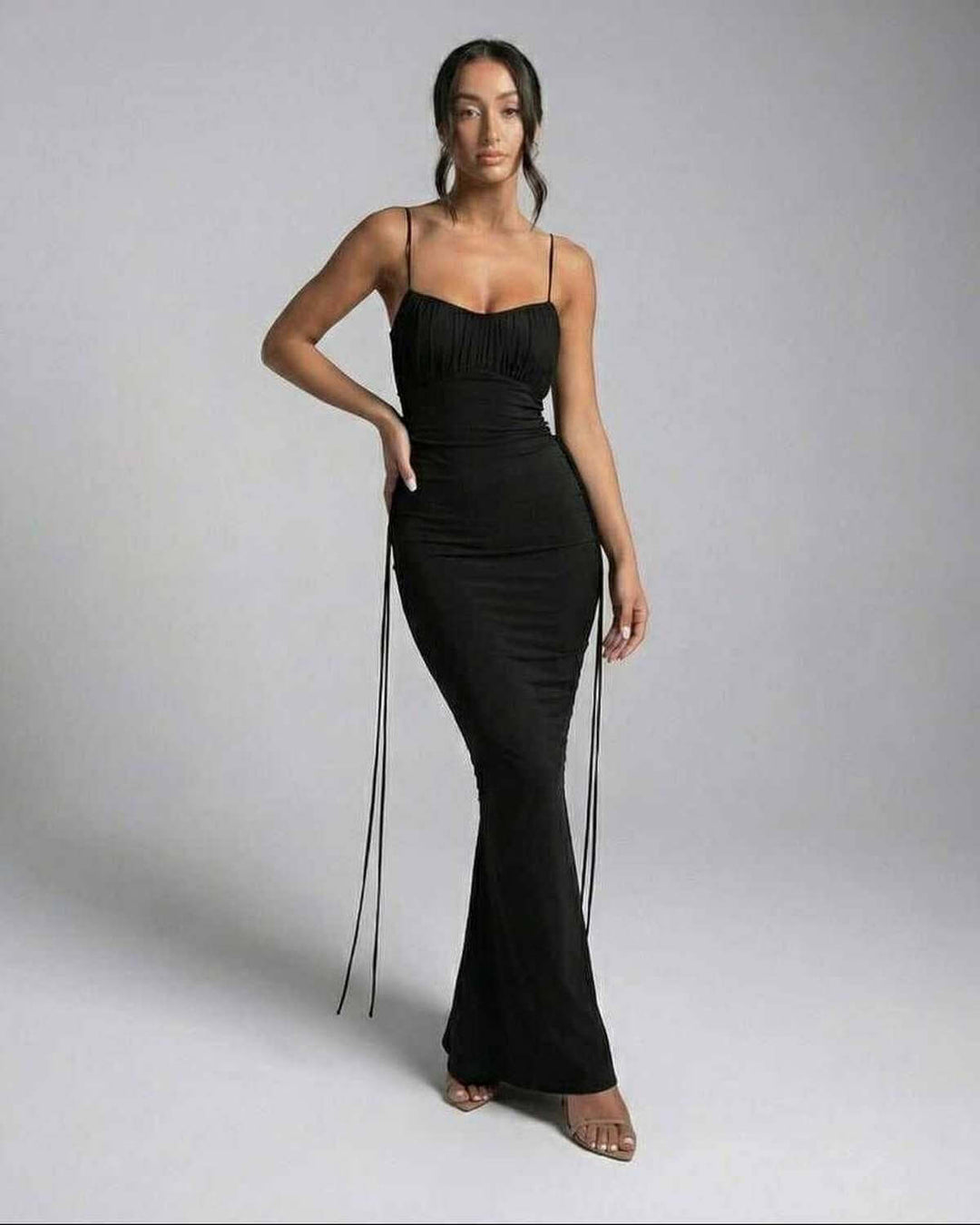 Vestido maxi negro elegante para mujer, ideal para noche o eventos formales. Escote en V, sin mangas.