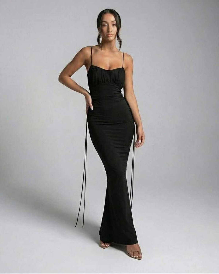 Vestido maxi negro elegante para mujer, ideal para noche o eventos formales. Escote en V, sin mangas.