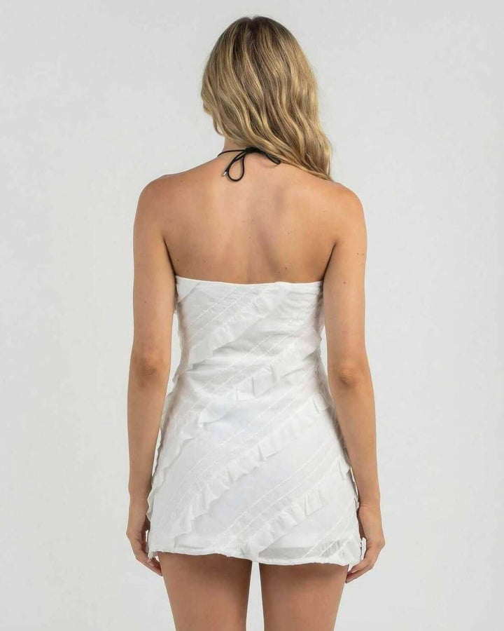 Elegante vestido mini tubo blanco para mujer con volantes. Diseño sin tirantes, perfecto para ocasiones especiales y fiesta.