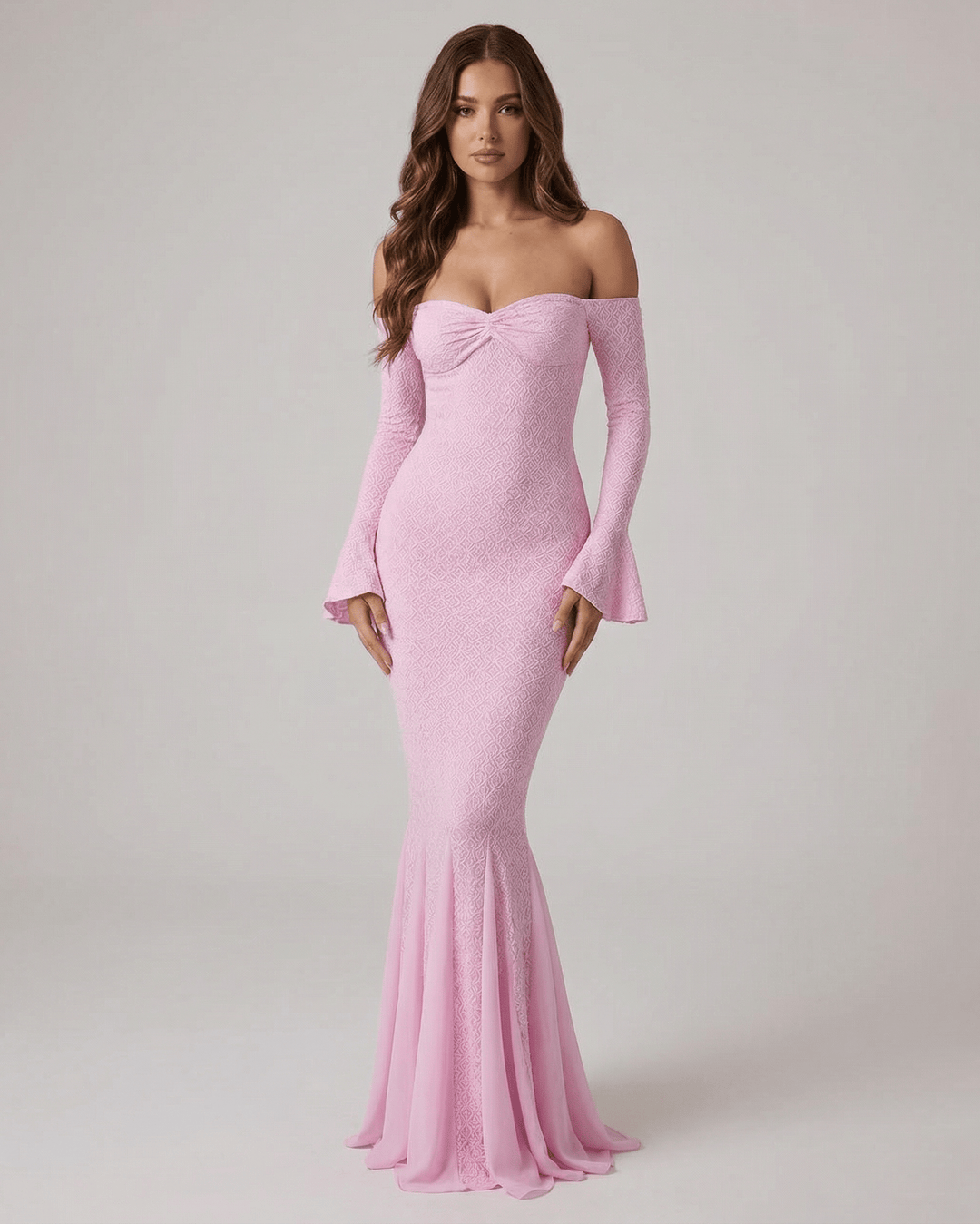 Elegante vestido formal blanco de mujer, estilo sirena y hombros descubiertos. Ideal para cóctel y eventos especiales.