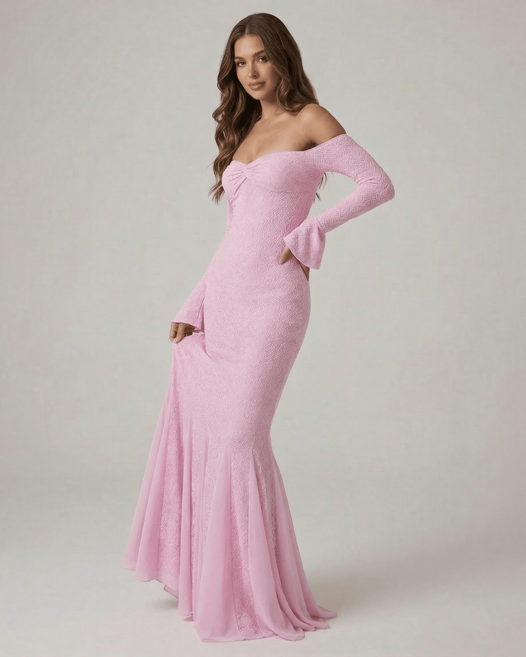 Vestido de noche blanco para mujer, silueta sirena, mangas largas y hombros descubiertos. Moda femenina sofisticada.