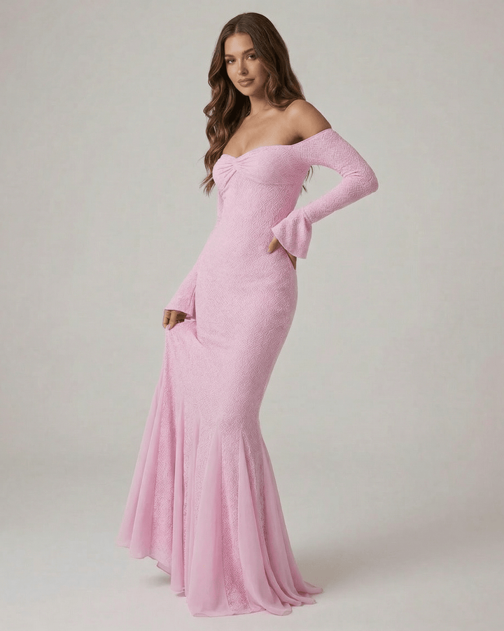 Vestido de noche blanco para mujer, silueta sirena, mangas largas y hombros descubiertos. Moda femenina sofisticada.