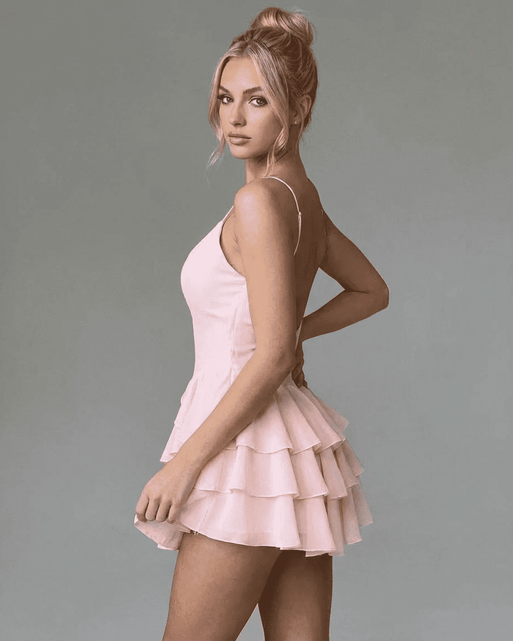 Vestido mini rosa vibrante para mujer, estilo casual chic con volantes. Ideal para fiesta.