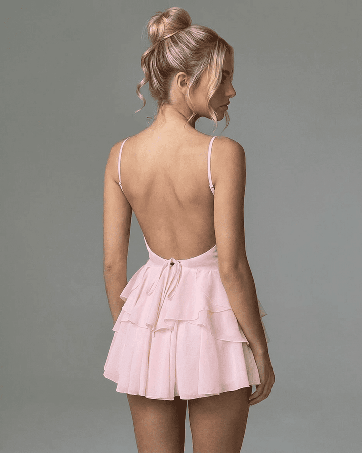 Detalle de escote V y volantes en vestido mini rosa elegante. Moda femenina casual chic.