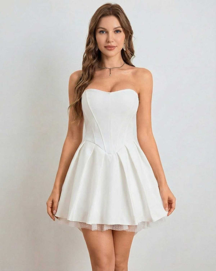 Vestido mini blanco Ivoria sin tirantes, elegante para cócteles y fiestas de verano. Moda femenina chic.