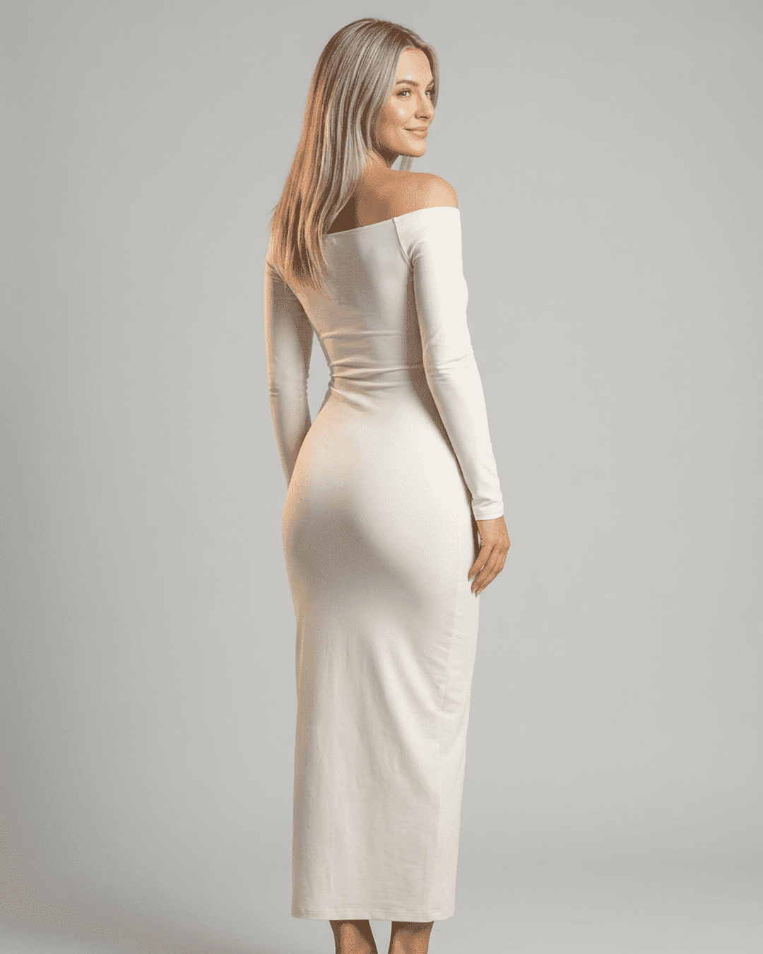 Vestido largo marfil para mujer. Diseño con hombros al descubierto, perfecto para eventos formales.