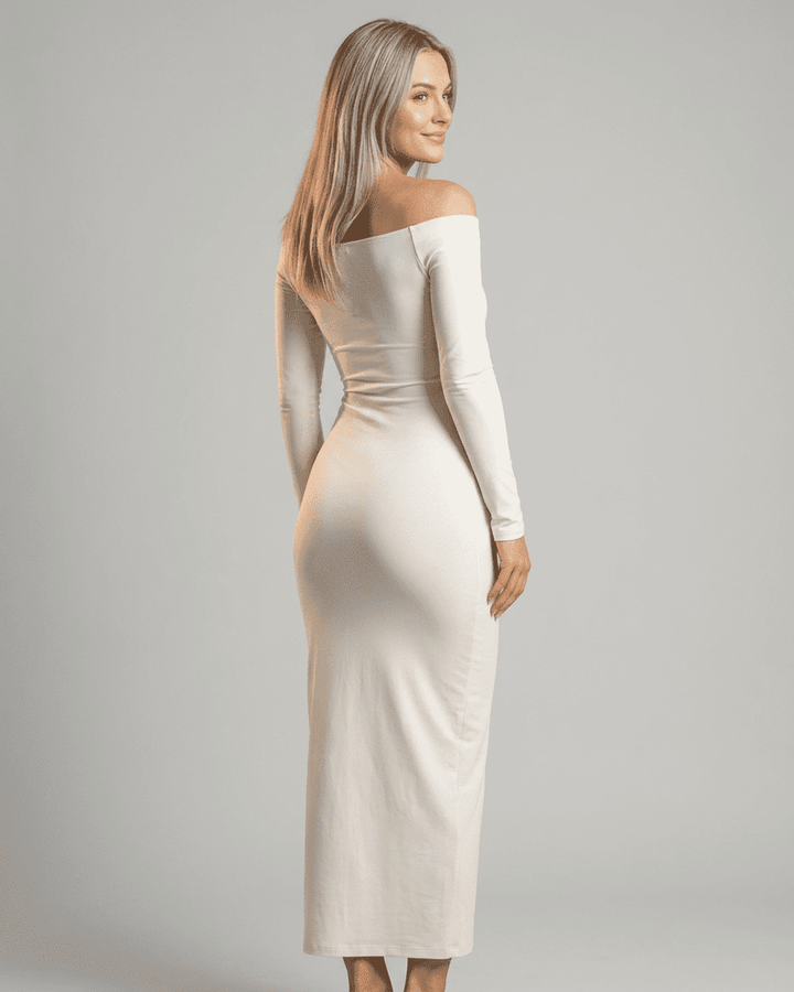 Vestido largo marfil para mujer. Diseño con hombros al descubierto, perfecto para eventos formales.