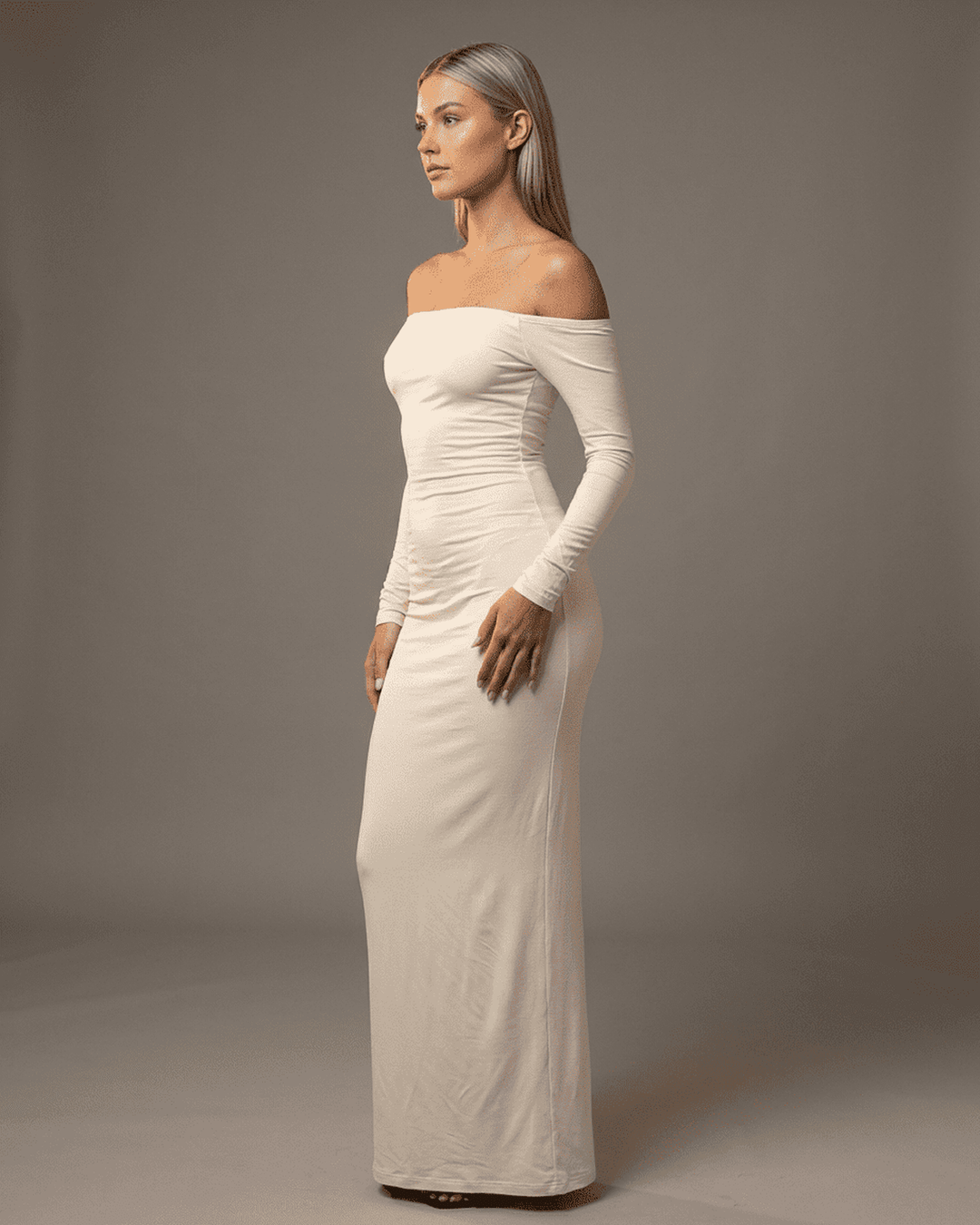 Vestido maxi marfil elegante para mujer con hombros descubiertos. Ideal para fiestas y cócteles.