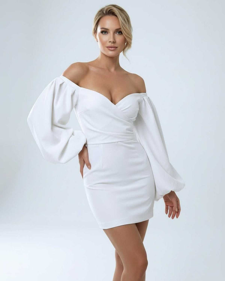 Vestido mini marfil con ajuste sheath, mangas abullonadas y hombros descubiertos. Moda formal femenina.