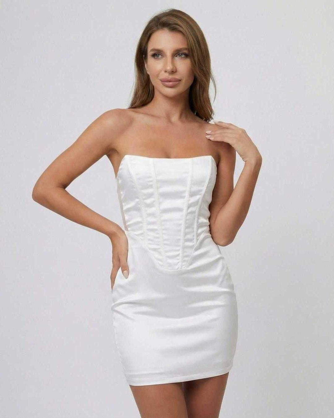 Vestido mini estructurado con corsé y satén, elegante y sin mangas, ideal para ocasiones especiales y fiestas.