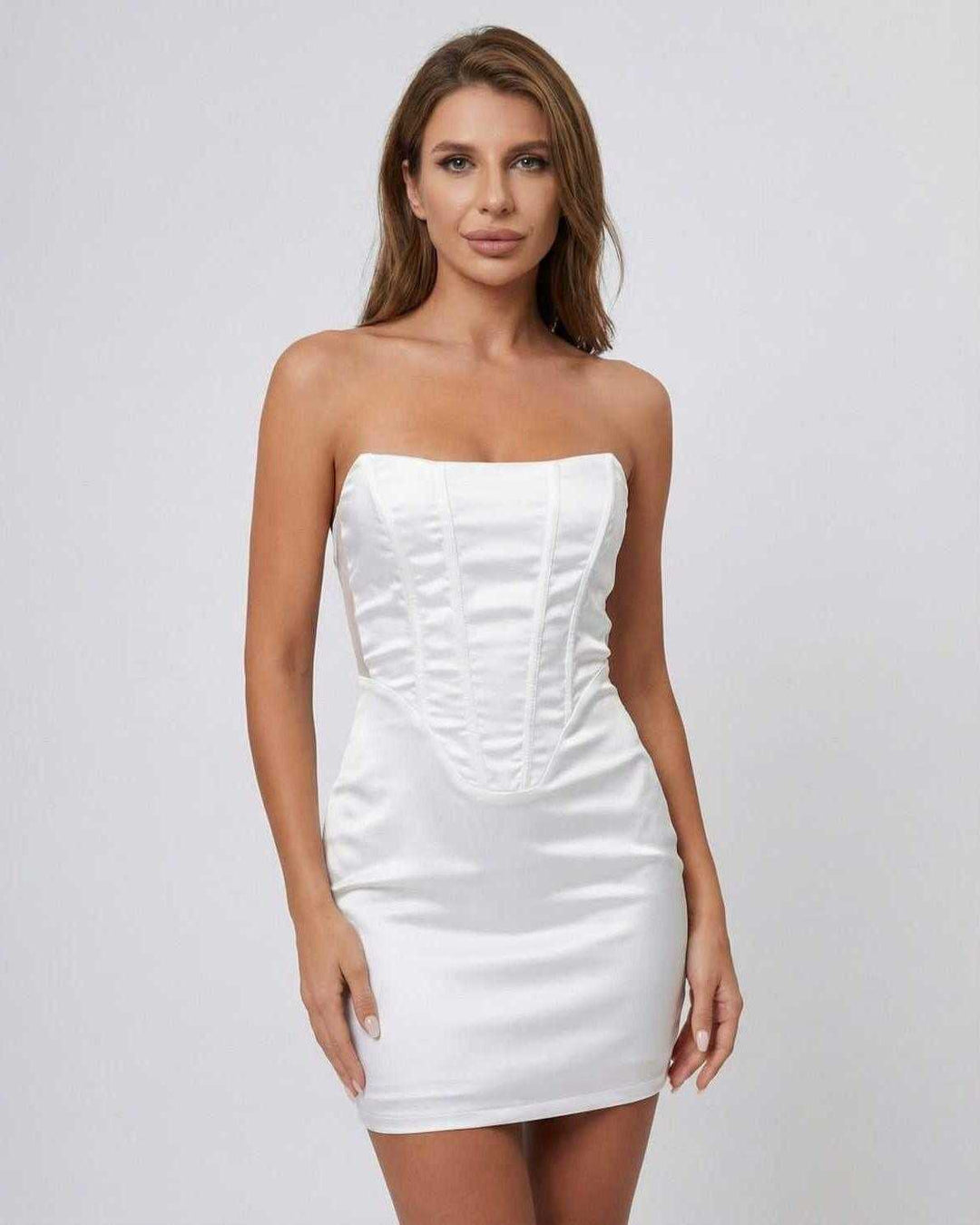 Vestido mini satinado blanco para mujer, estructurado con corsé. Ideal para cóctel y fiesta.